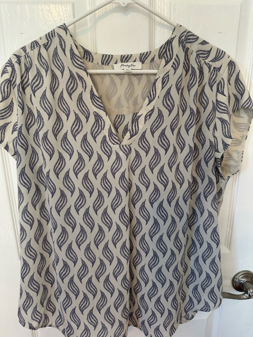 💙 Women's Cream & Navy V-Neck Patterned Top 💙